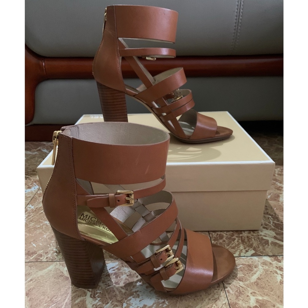 Michael Kors leather chunky heel sandal. Size 7